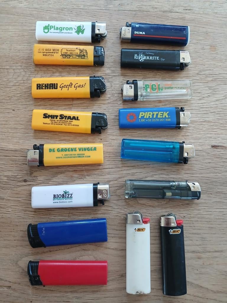 Sigarettenaanstekers met en zonder reclame, Verzamelen, Rookartikelen, Aanstekers en Luciferdoosjes, Ophalen, Gebruikt, Tabaksdoos of Verpakking