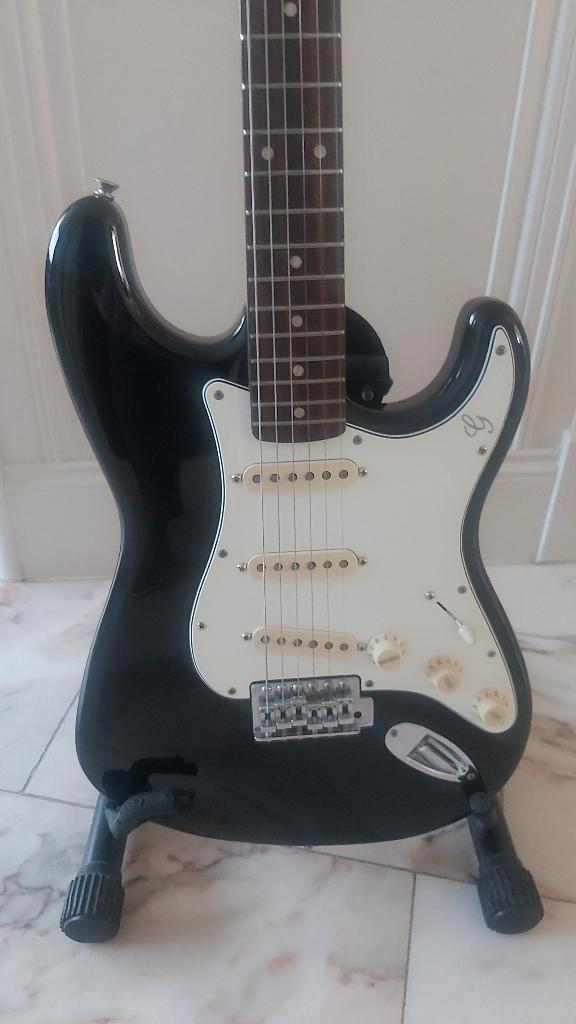 Stratocaster met Fender loaded pickguard, Muziek en Instrumenten, Snaarinstrumenten | Gitaren | Elektrisch, Zo goed als nieuw