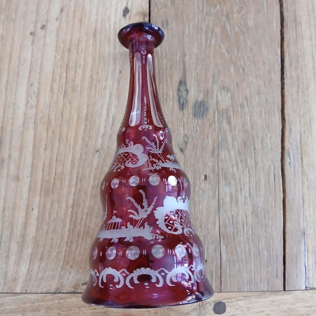 Antieke robijnrode glazen vaas met emaille decoratie, Antiek en Kunst, Ophalen of Verzenden