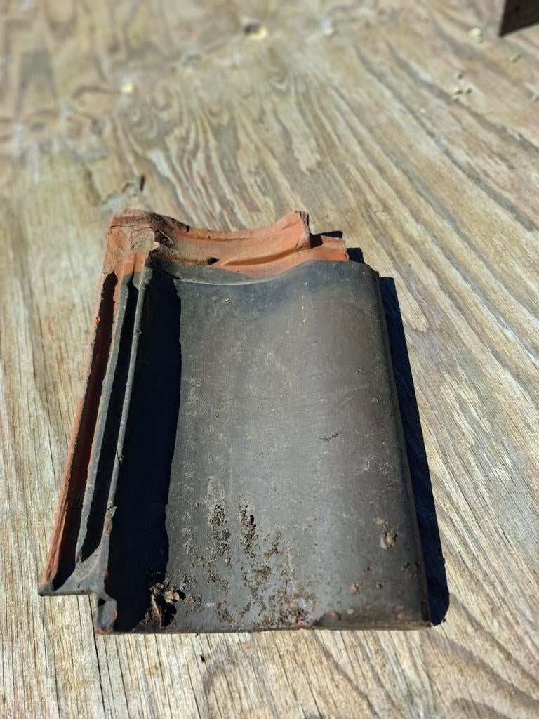 1750 donkerbruin gelakte dakpannen merk De Valk