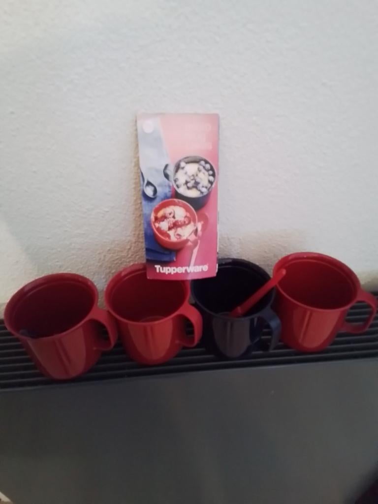 Tupperware Micro Mug Cakes Set - 4 Mugs & 2 Lepels, Huis en Inrichting, Keuken | Tupperware, Zo goed als nieuw, Beker of Kan, Blauw