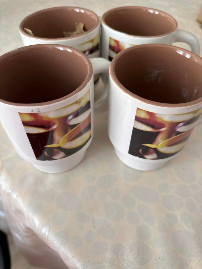 Set van 4 mokken met print, Gebruikt, Keramiek, Ophalen of Verzenden, Overige stijlen