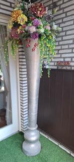 Grote zilverkleurige vaas met kunstbloemen, Overige materialen, Overige kleuren, Ophalen of Verzenden, Zo goed als nieuw