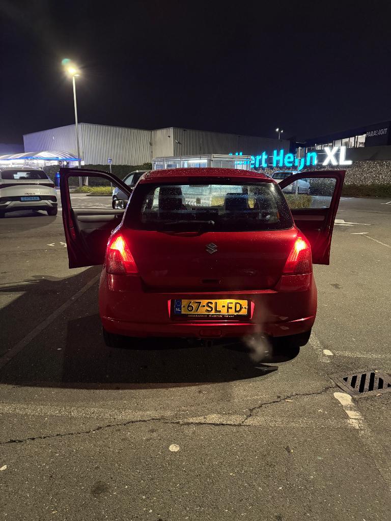 Suzuki Swift 1.5 5D AUT 2006 Rood (2750 Euro), Auto's, Suzuki, Stof, 40 €/maand, 4 cilinders, Elektrische ramen