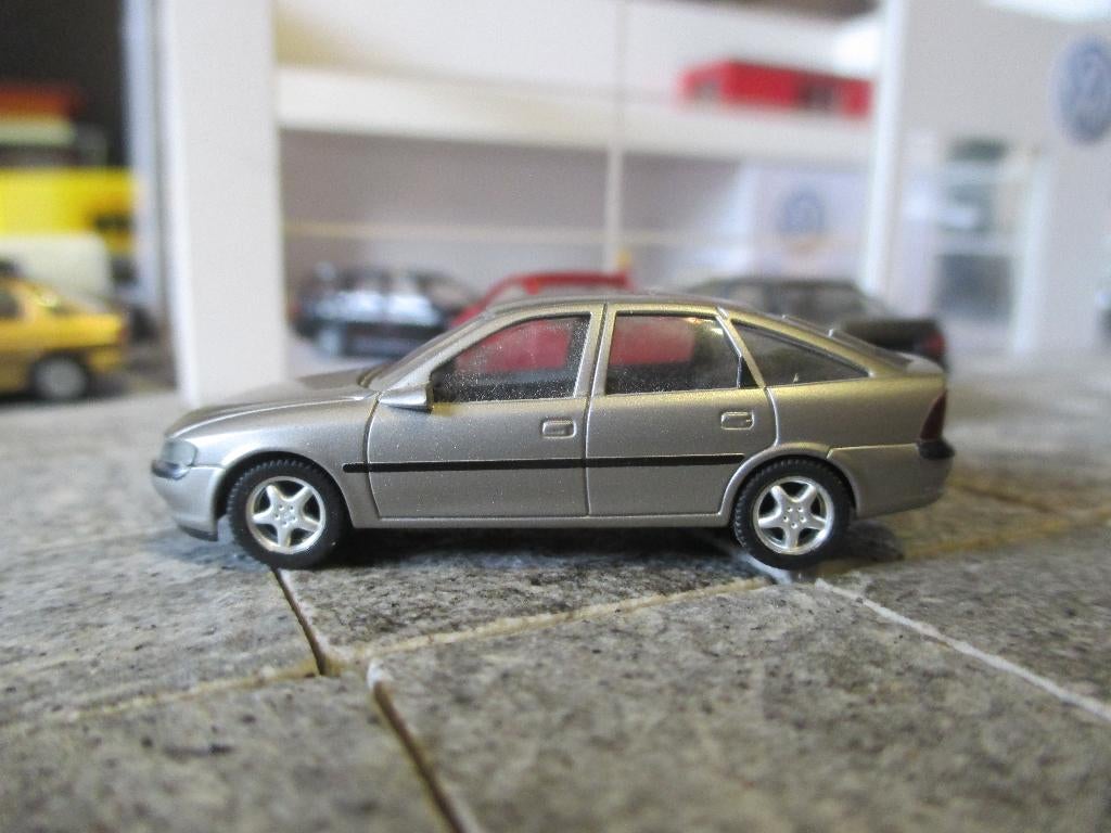 Opel Vectra B Hatchback - Herpa grijs-metallic, Hobby en Vrije tijd, Modelauto's | 1:87, Ophalen of Verzenden, Zo goed als nieuw