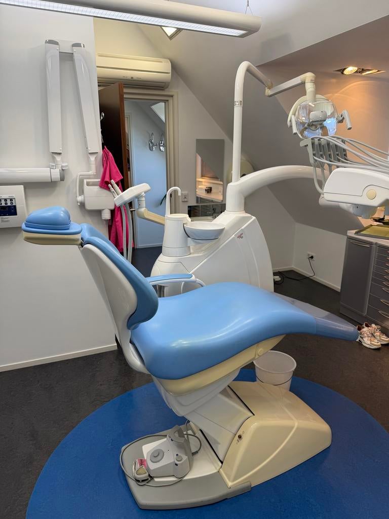 Tandartsstoel met complete inrichting - Anthos A9, Ophalen, Gebruikt