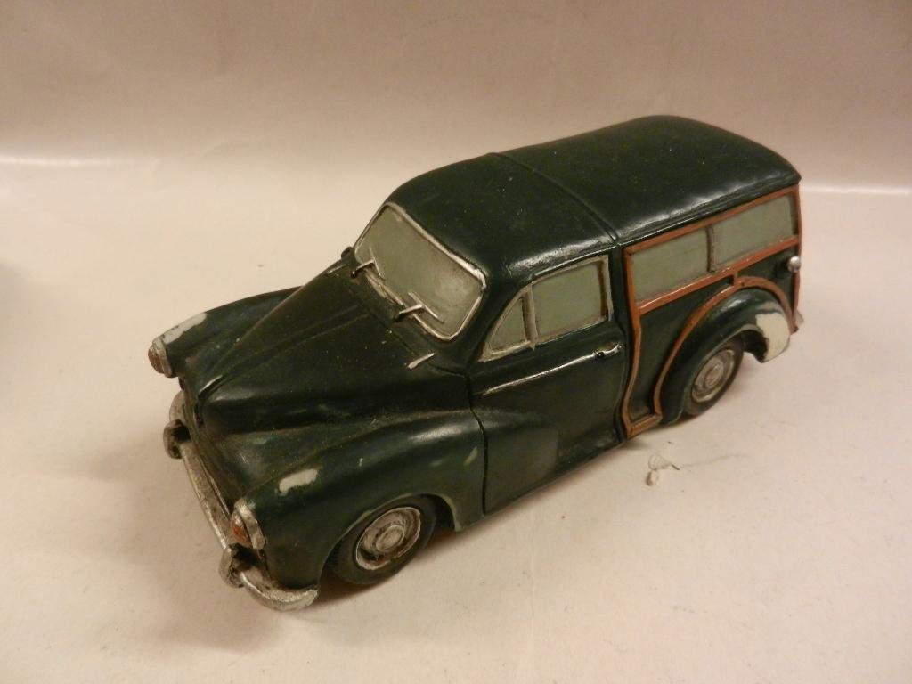 2 x Polystone automodellen BMW en Morris Minor Estate, Ophalen of Verzenden, Zo goed als nieuw, Auto, Overige merken