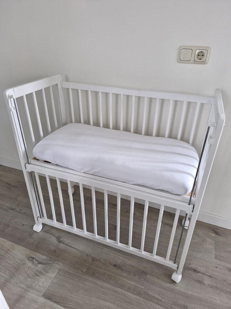 Cosleeper Petit Amelie wit met wieltjes, matras & beddengoed, Ophalen, Gebruikt, Wieg