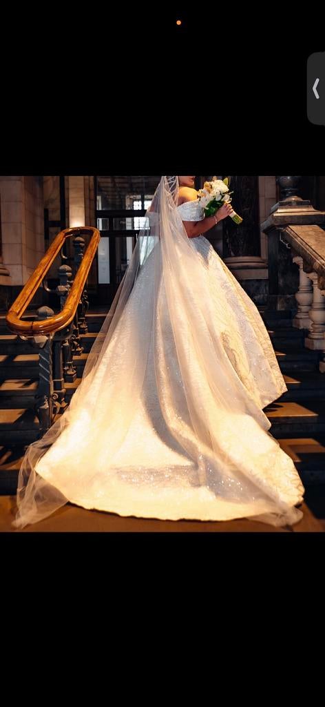 Prachtige Bruidsjurk met Glitters en Lange Sleep, Ophalen of Verzenden, Zo goed als nieuw, Wit, Trouwjurk