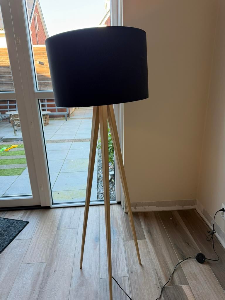 Zuiver Tripod Wood Vloerlamp (kap kapot, poot perfect), Huis en Inrichting, Lampen | Vloerlampen, Ophalen, Gebruikt, Modern, 150 tot 200 cm