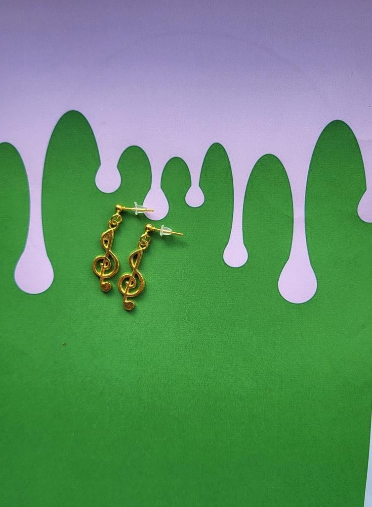 Gouden muziek sleutel oorbellen, Sieraden, Tassen en Uiterlijk, Overige materialen, Nieuw, Ophalen of Verzenden, Knopjes of Stekers