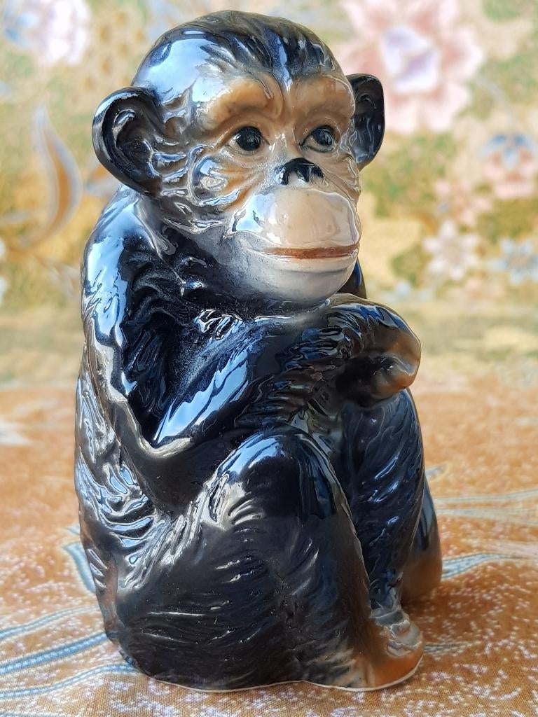 Mooi oud beeldje uit Engeland van een chimpansee 10,2 cm., Ophalen of Verzenden