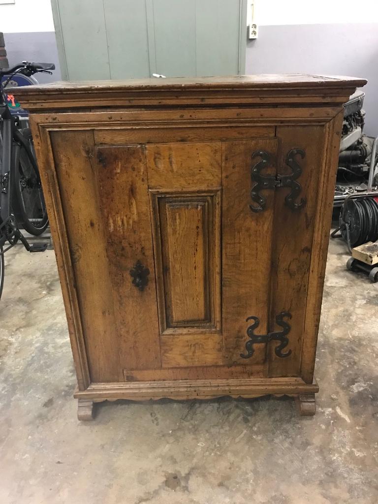 Antieke Westfalen kast van ca. 1700, Ophalen