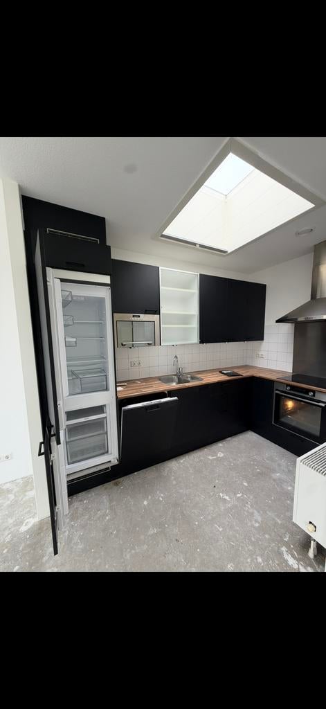 Zwarte hoekkeuken met houten blad, Huis en Inrichting, Keuken | Complete keukens, Ophalen, Gebruikt, Zwart, Hoekkeuken