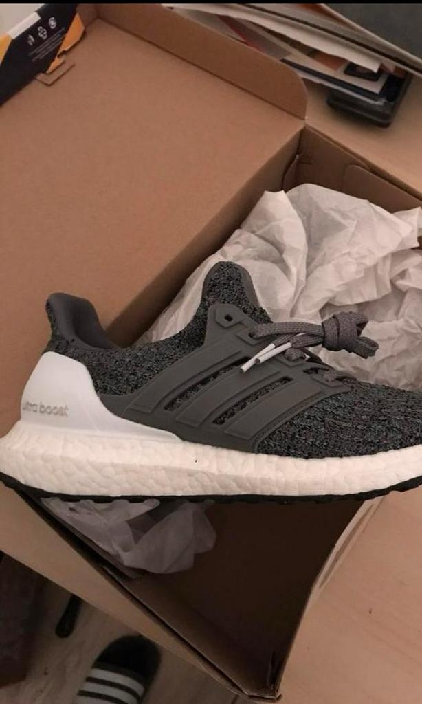 Gloednieuwe Adidas Ultra Boost loopschoenen - Maat 39 1/3, Ophalen of Verzenden, Nieuw, Grijs, Sportschoenen