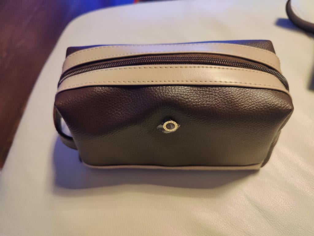 Emirates First class Bvlgari amenity kit, Ophalen of Verzenden, Nieuw, Bruin, Softcase