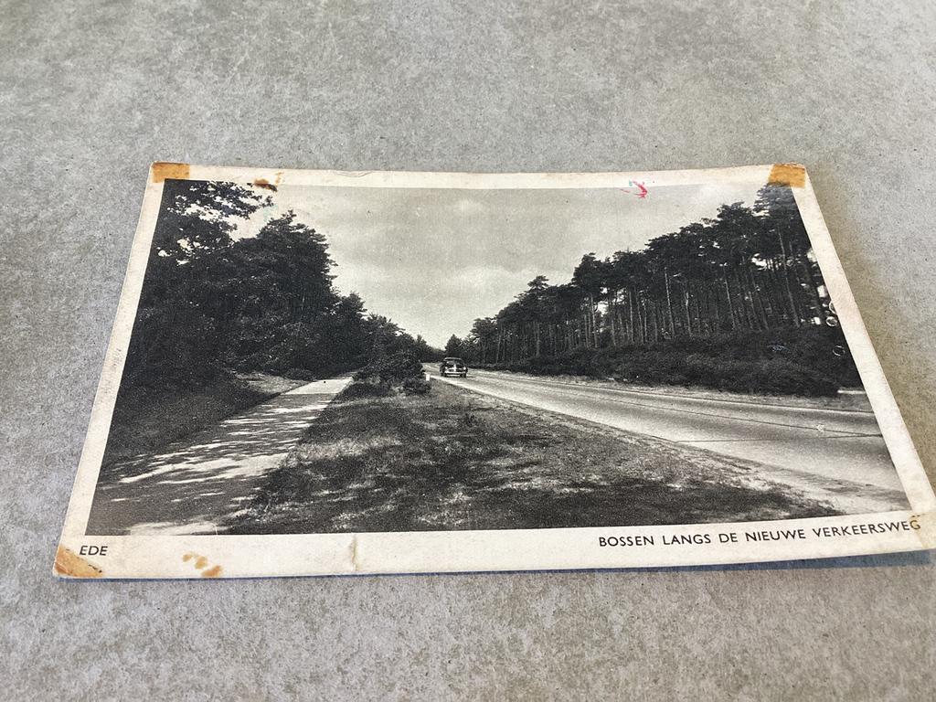 Ede.      Bossen langs de nieuwe verkeersweg   1950, Verzamelen, Ansichtkaarten | Nederland, Ophalen of Verzenden, 1940 tot 1960