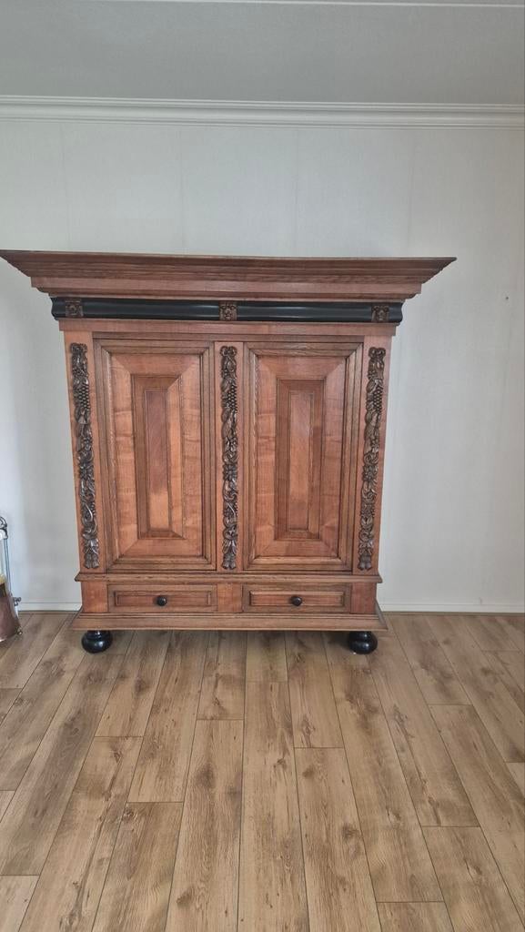 Mooie  kast met houtsnijwerk, Ophalen of Verzenden
