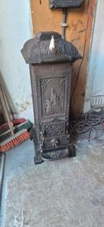 Antieke gietijzeren kachel met kasteelmotief, Huis en Inrichting, Kachels, Ophalen, Gebruikt, Houtkachel, Vrijstaand