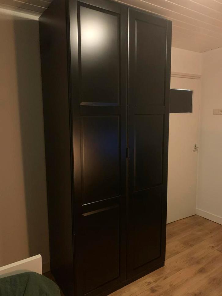 Zwarte IKEA PAX kledingkast met twee deuren en planken, Huis en Inrichting, Kasten | Kledingkasten, Zo goed als nieuw, 200 cm of meer