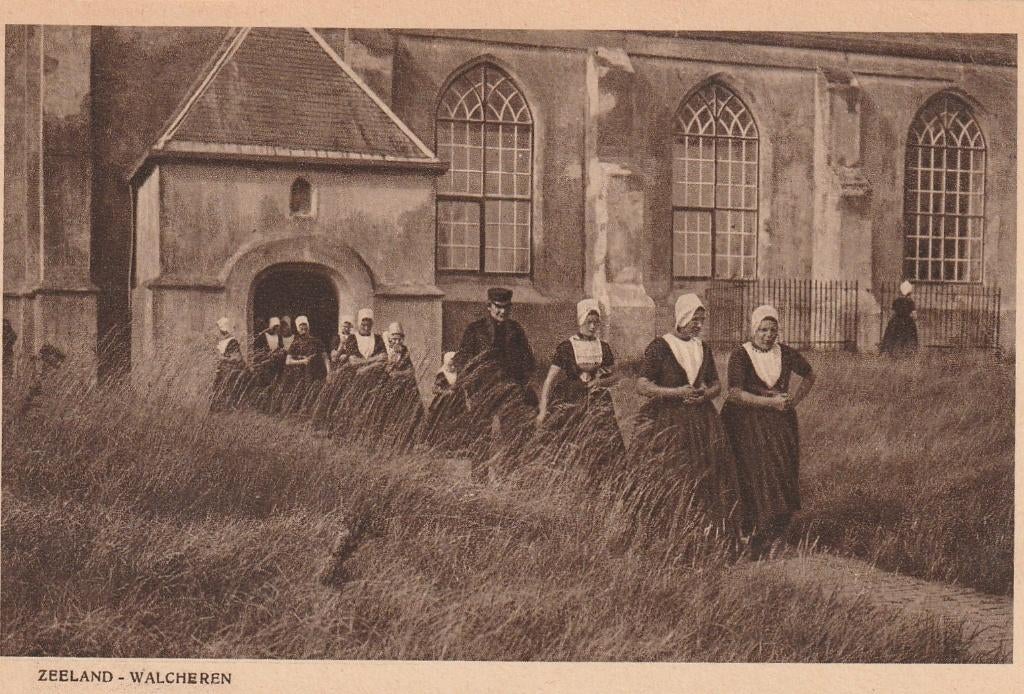 ZOUTELANDE Kerkuitgang Klederdracht, Verzamelen, Ansichtkaarten | Nederland, Verzenden, 1920 tot 1940, Ongelopen, Zeeland