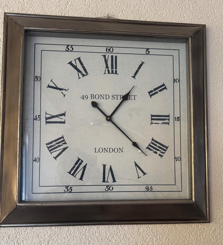 Wandklok zilverkleurig, Huis en Inrichting, Woonaccessoires | Klokken, Ophalen, Zo goed als nieuw, Analoog, Wandklok