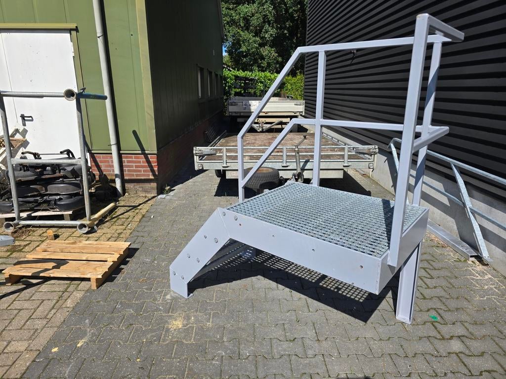 Stalen trap met bordes grijs. Hoog 0,82 mtr. Nob129, Doe-het-zelf en Verbouw, Ladders en Trappen, Ophalen, Gebruikt, 2 tot 4 meter