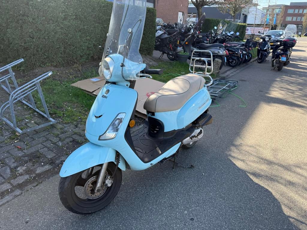 Sym Fiddle 2 - Lichtblauwe Scooter met Windscherm, Fietsen en Brommers, Brommeronderdelen | Scooters, Ophalen of Verzenden, Gebruikt