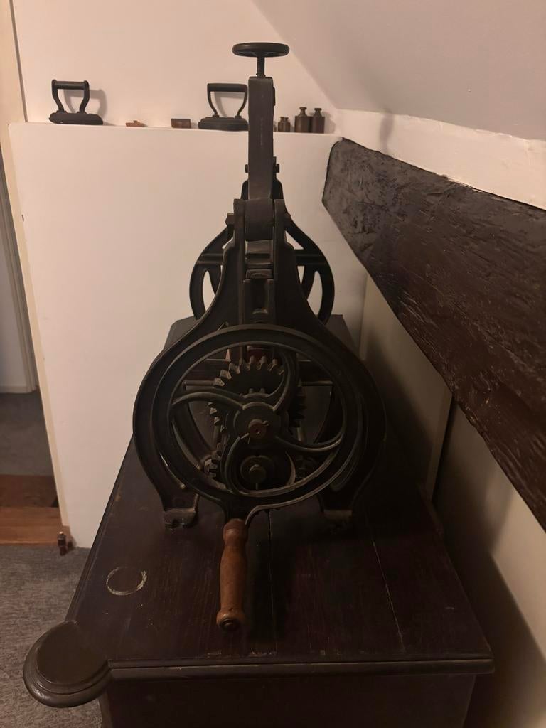 Ouderwetse mangel, Ophalen