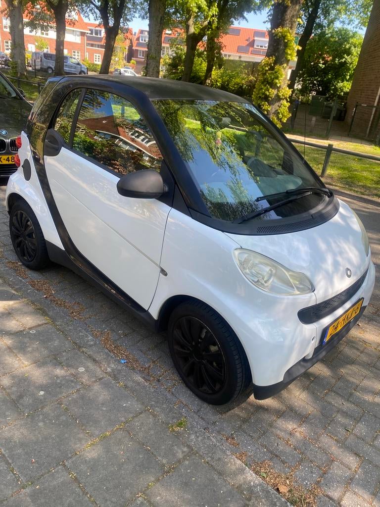 Smart ForTwo Zwart/wit km stand 67500 !!, Auto's, Smart, Achterwielaandrijving, 18 €/maand, 61 pk, Wit