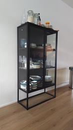 Jysk Virum vitrinekast - zo goed als nieuw!, Ophalen, Met deur(en), 100 tot 150 cm, 50 tot 100 cm