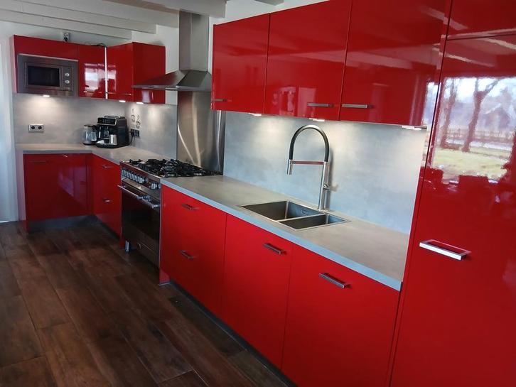 Moderne rode keuken met hoogglans afwerking 5,15x1,25, Huis en Inrichting, Keuken | Complete keukens, Gebruikt, Hoekkeuken, Graniet of Steen
