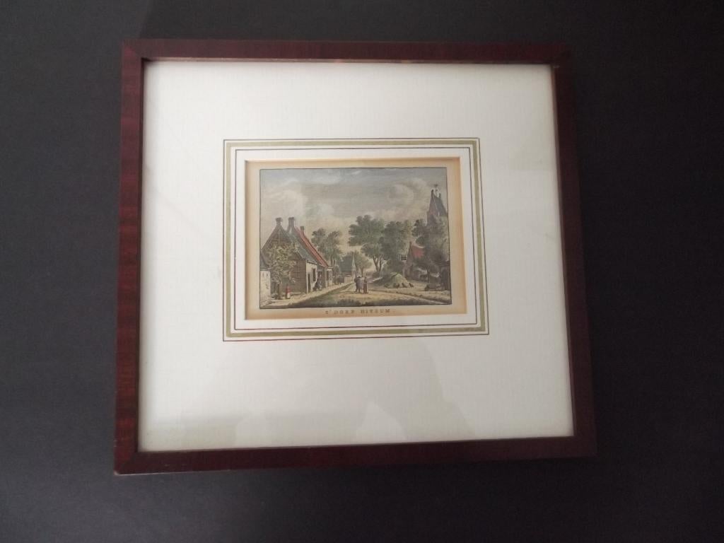 Mooie ingekleurde kopergravure 't Dorp Hitzum. Friesland., Ingelijst, 22 cm, Verzenden, Stadsgezicht
