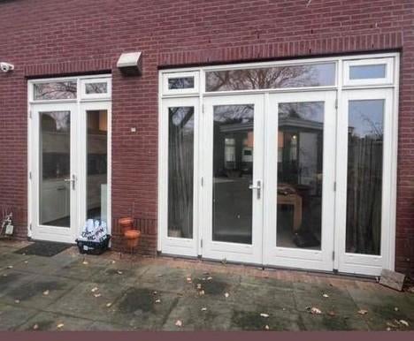 Pui met dubbele tuindeuren en zijlichten