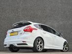 Ford Focus 2.0 ST-2 Recaro/Schuifdak/18''/250 PK/Led/Bomvol!, Gebruikt, 4 cilinders, 1337 kg, Wit