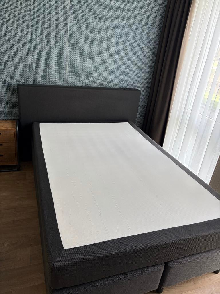 Boxspring 210/140  cm met hoofdbord, Ophalen, 210 cm, 140 cm, Zo goed als nieuw