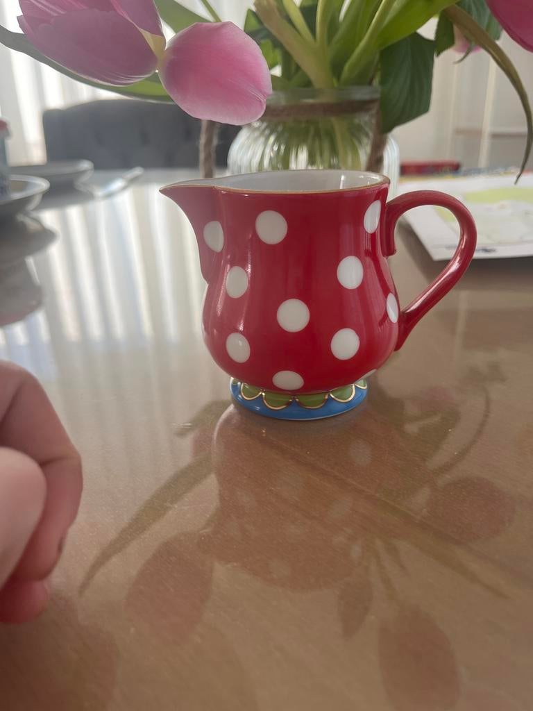 Rood Oilily melkkannetje met stippen, Keramiek, Overige typen, Ophalen of Verzenden, Zo goed als nieuw