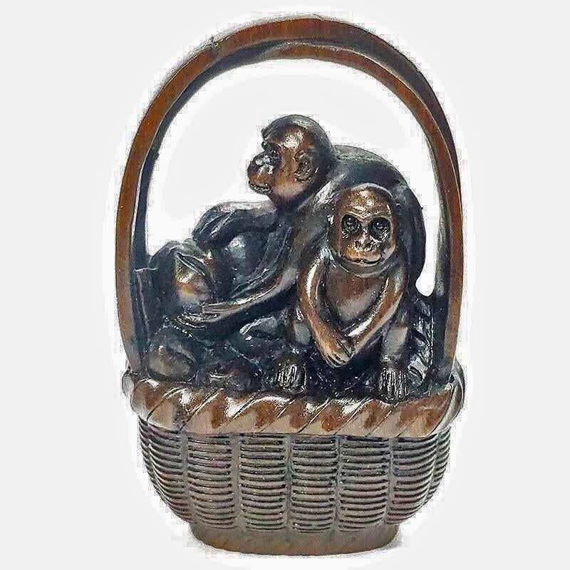 Ironwood Okimono van Aapjes in een mand late Meiji periode, Ophalen of Verzenden