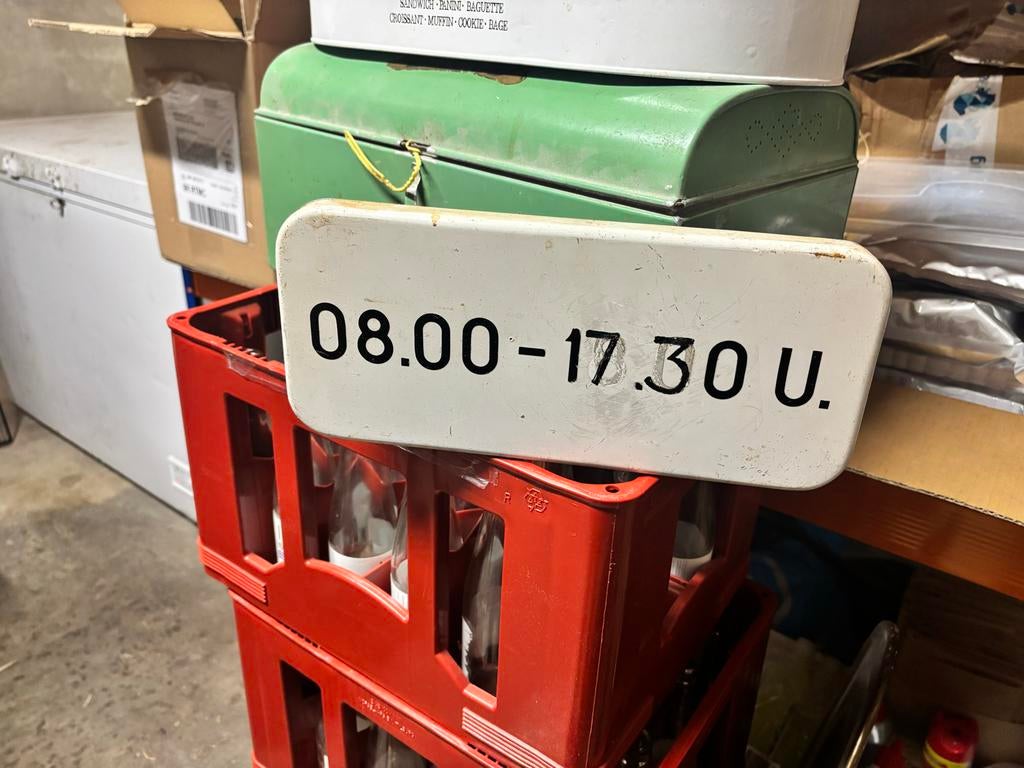 Vintage Emaille Bord Openingstijden 08.00-17.30 U., Antiek en Kunst, Ophalen of Verzenden