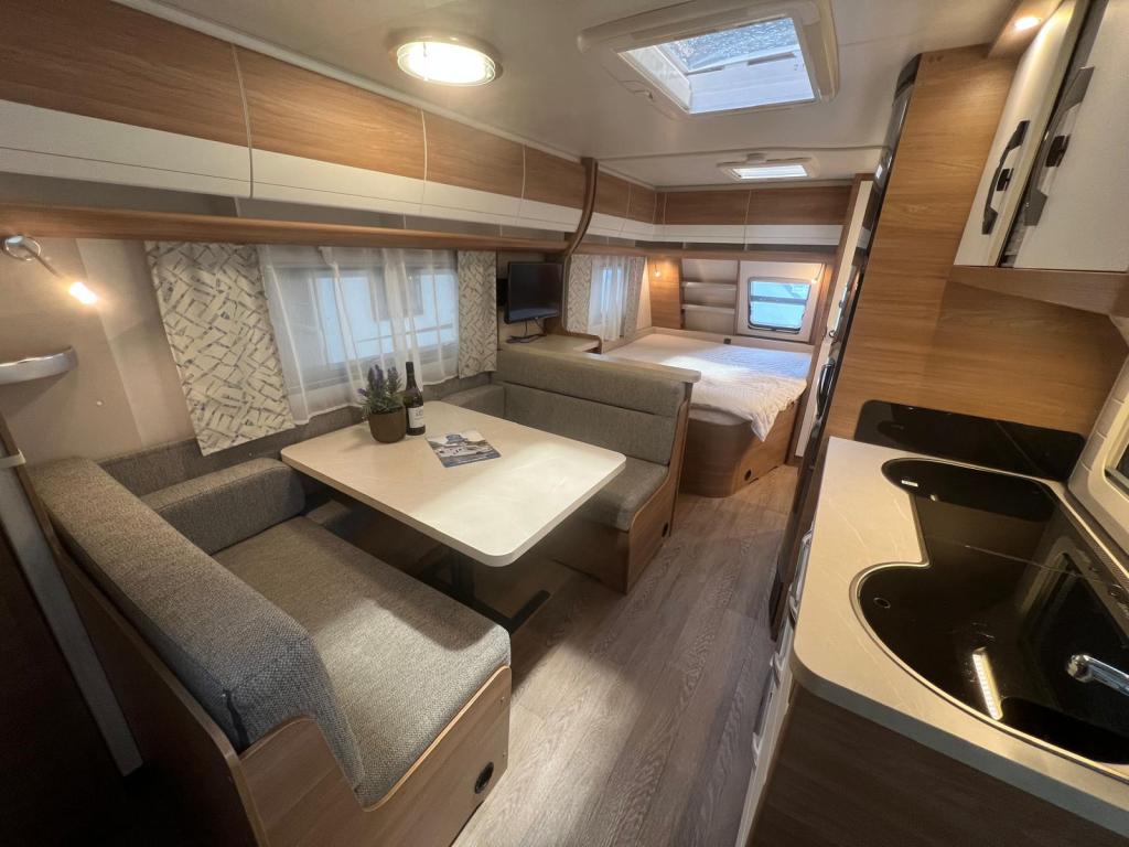 Hobby De Luxe 560 KMFE, Mover, Voortent Stapelbed, 2000kg as, Caravans en Kamperen, Caravans, Bedrijf, Treinzit, Schokbreker, 5 tot 6 meter