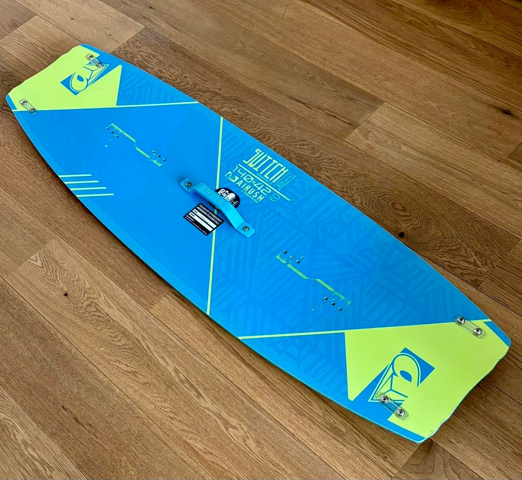 Airush Switch Progression Kiteboard - Twintip | Maat: 140x42, Watersport en Boten, Kitesurfen, Gebruikt, Twintip, Kiteboard, Ophalen of Verzenden