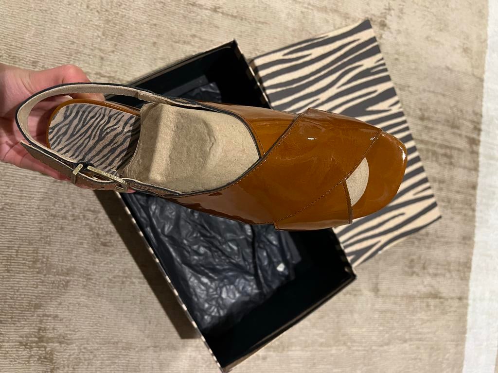Fred de la bretoniere By Yara, Schoenen met lage hakken, Bruin, Ophalen of Verzenden, Zo goed als nieuw