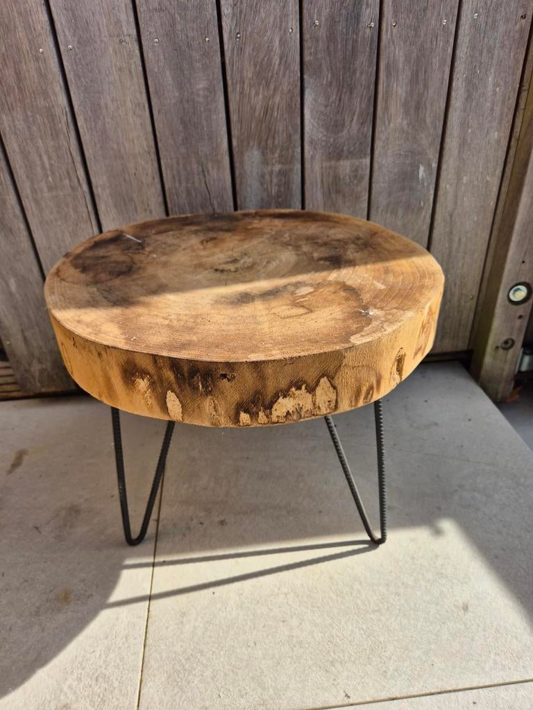 Boomstam krukje / bijzettafel met hairpin poten, Huis en Inrichting, Krukjes, Ophalen of Verzenden, Gebruikt, Hout