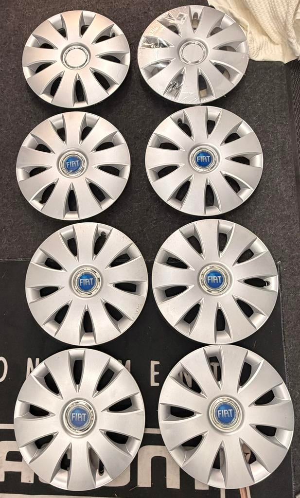 Fiat wieldoppen / wieldeksels – 2 sets (8 stuks), Auto diversen, Wieldoppen, Ophalen, Zo goed als nieuw