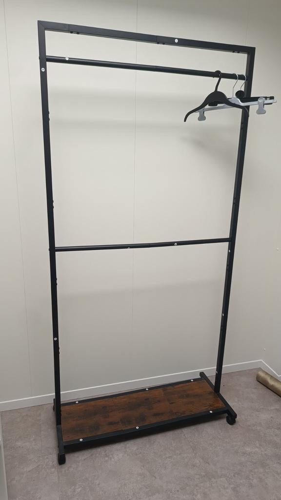 Mooi kledingrek, Ophalen, Zo goed als nieuw