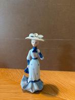 Porseleinen beeldje van dame met hoed, Verzamelen, Beelden en Beeldjes, Ophalen of Verzenden, Gebruikt, Mens