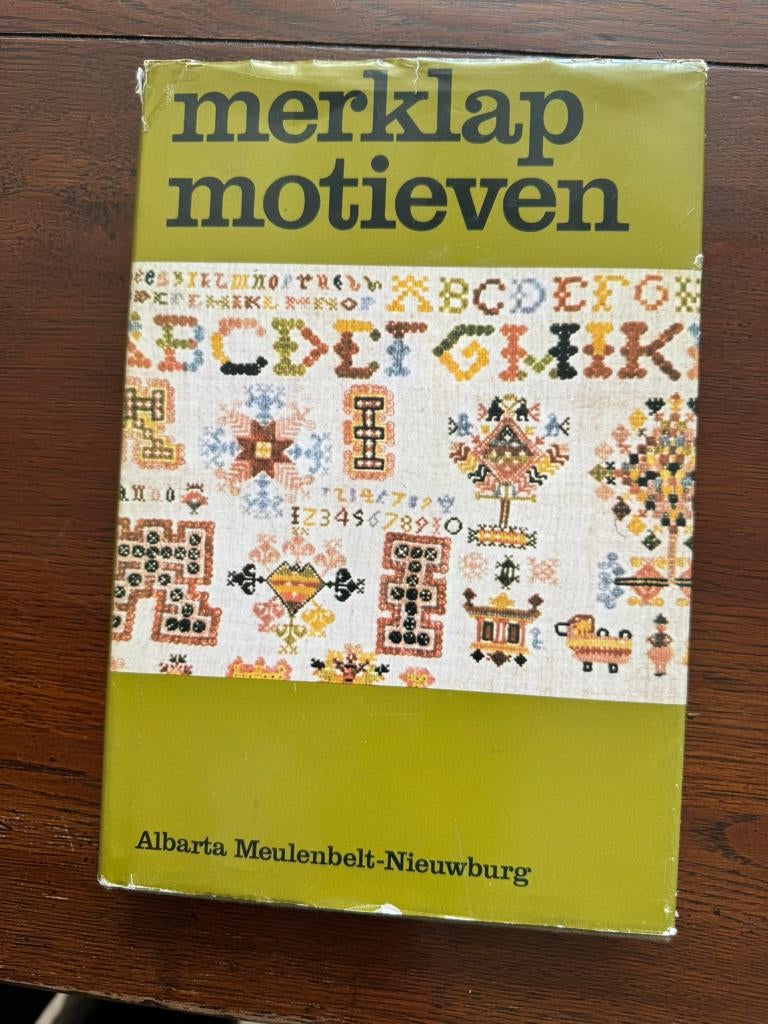 Merklap motieven, borduren, boek met voorbeelden en uitleg, Boeken, Ophalen of Verzenden, Zo goed als nieuw, Albarta Meulenbelt