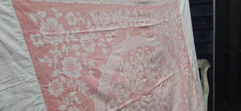 mooie Vintage zalmkleurige gebloemde deken ca 150x190 cm, Ophalen of Verzenden, Gebruikt