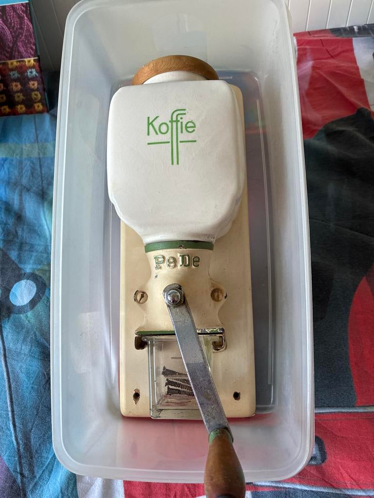 Vintage PeDe Wandkoffiemolen - Crème met Groen, Ophalen