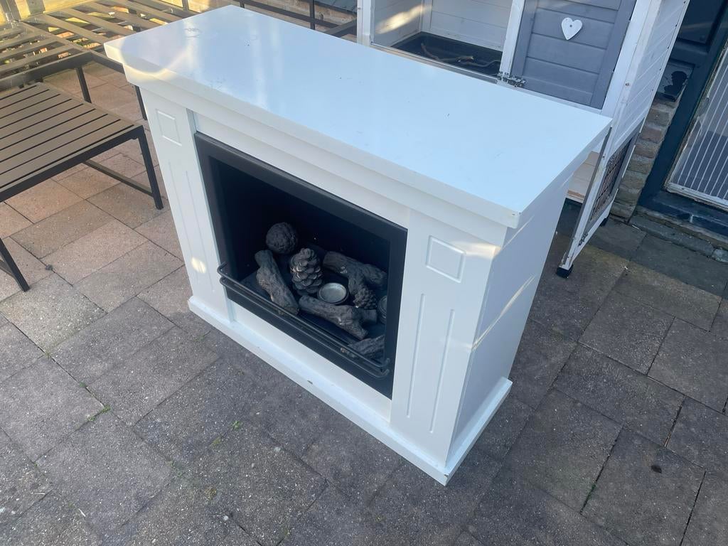 Sfeervolle gel haard met decoratieve houtblokken, Huis en Inrichting, Haarden, Ophalen, Gebruikt, Vrijstaande haard, Gelhaard